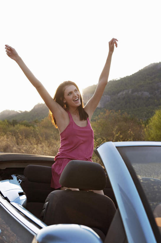 西方人,一个人,站,举,竖图,室外,白天,正面,山,山脉,汽车,欧洲,欧洲人,仅一个年轻女性,仅一个女性,仅一个人,一辆,服装,山峰,跑车,山峦,注视,休闲装,车,衣服,蓝色,蓝天,天空,交通工具,群山,天,观察,看,托,站着,休闲,休闲服,服饰,晴朗,观看,察看,关注,载具,敞篷跑车,万里无云,年轻女性,女人,女性,白种人,晴空,晴空万里,举起,举手,举着,向上举,向上伸,向上托,站立,半身,彩图