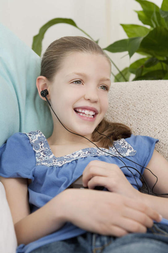 西方人,儿童,一个人,客厅,躺,笑,微笑,露齿笑,竖图,室内,白天,正面,陶醉,快乐,满意,幸福,纯洁,植物,靠垫,沙发,欧洲,欧洲人,仅一个女性,仅一个人,握,服装,盆栽,靠枕,盆景,音响,音乐,拿,听,音乐播放器,拿着,注视,休闲装,娱乐,小孩,衣服,绿色,自然,耳机,随身听,垫子,枕头,观察,看,仅一个小孩,享受,休闲,休闲服,放松,可爱,童年,童趣,握着,服饰,生长,成长,观看,察看,起居室,舒适,享乐,关注,MP3播放器,布艺沙发,童真,烂漫,无邪,客堂,卧着,天真,女孩,女人,女性,白种人,孩子,躺着,卧,半身,彩图,播放器,女生,沉醉