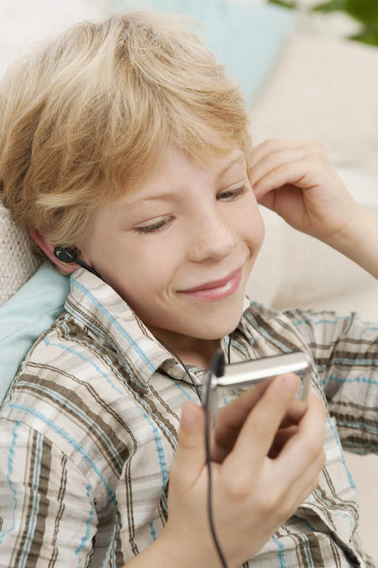 西方人,儿童,一个人,客厅,坐,笑,微笑,竖图,室内,白天,正面,陶醉,快乐,满意,幸福,纯洁,植物,靠垫,沙发,欧洲,欧洲人,仅一个男性,仅一个人,握,服装,盆栽,靠枕,盆景,音响,音乐,拿,音乐播放器,拿着,注视,休闲装,娱乐,小孩,衣服,绿色,自然,耳机,随身听,垫子,枕头,观察,看,仅一个小孩,享受,休闲,休闲服,放松,可爱,童年,童趣,握着,服饰,生长,成长,观看,察看,起居室,舒适,享乐,关注,布艺沙发,童真,MP4播放器,烂漫,无邪,客堂,天真,男孩,男人,男性,白种人,孩子,坐着,半身,彩图,播放器,男生,沉醉