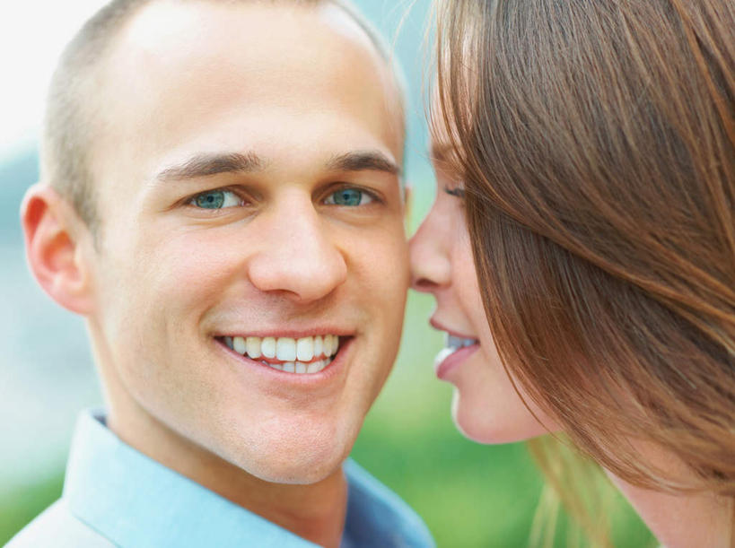 西方人,脸,头,脸颊,两个人,笑,微笑,露齿笑,横图,室外,特写,白天,侧面,爱情,欧洲,欧洲人,服装,朦胧,模糊,棕色,浪漫,注视,休闲装,衣服,观察,看,靠,靠着,休闲,温暖,温馨,休闲服,恩爱,恋人,服饰,观看,和睦,察看,关注,男人,男性,年轻男性,年轻女性,女人,女性,白种人,头部,长发,直发,脸部,脸蛋,面部,情侣,半身,彩图,伴侣,融洽