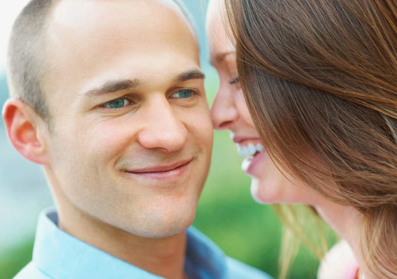 西方人,脸,头,脸颊,两个人,笑,微笑,露齿笑,横图,室外,特写,白天,侧面,爱情,欧洲,欧洲人,服装,朦胧,模糊,棕色,浪漫,注视,休闲装,衣服,观察,看,靠,靠着,休闲,温暖,温馨,休闲服,恩爱,恋人,服饰,观看,和睦,察看,关注,男人,男性,年轻男性,年轻女性,女人,女性,白种人,头部,长发,直发,脸部,脸蛋,面部,情侣,半身,彩图,伴侣,融洽