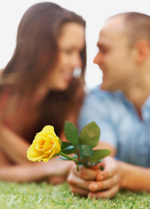 西方人,两个人,躺,笑,微笑,露齿笑,竖图,室外,白天,正面,爱情,草地,草坪,植物,欧洲,欧洲人,握,服装,朦胧,模糊,盛开,浪漫,拿,花蕾,拿着,注视,休闲装,草,花,花瓣,花朵,鲜花,衣服,蓝色,绿色,蓝天,天空,天,花苞,花蕊,观察,看,休闲,温暖,温馨,休闲服,恩爱,握着,恋人,服饰,晴朗,观看,和睦,察看,关注,万里无云,卧着,男人,男性,年轻男性,年轻女性,女人,女性,白种人,情侣,晴空,晴空万里,躺着,卧,半身,彩图,伴侣,融洽