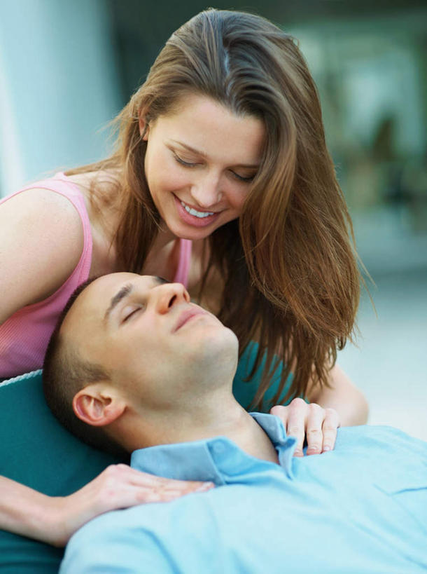 西方人,两个人,按摩师,站,坐,闭眼,笑,微笑,露齿笑,竖图,室外,白天,正面,爱情,按摩,椅子,欧洲,欧洲人,服装,浪漫,注视,休闲装,衣服,观察,看,站着,休闲,温暖,温馨,休闲服,恩爱,恋人,服饰,观看,和睦,察看,关注,指压,男人,男性,年轻男性,年轻女性,女人,女性,白种人,情侣,技师,闭眼睛,闭着眼,闭着眼睛,站立,坐着,半身,彩图,推拿,伴侣,融洽