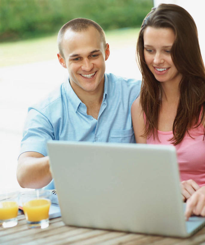 果汁,西方人,两个人,坐,笑,微笑,露齿笑,竖图,室外,白天,正面,爱情,电脑,笔记本电脑,草地,草坪,植物,桌面,桌子,杯子,椅子,欧洲,欧洲人,敲打,指,服装,网络,木制,木椅,饮品,浪漫,注视,休闲装,方向,输入,通讯设备,玻璃制品,草,饮料,衣服,绿色,木制品,水杯,打字,观察,看,靠,靠着,手势,休闲,温暖,温馨,休闲服,恩爱,恋人,服饰,观看,点击,敲击,和睦,察看,无线,指向,食指,关注,可口,通信设备,无线网络,无线上网,便携式电脑,适口,按键,手提电脑,男人,男性,年轻男性,年轻女性,女人,女性,白种人,情侣,玻璃杯,坐着,半身,彩图,伴侣,融洽