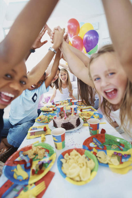 点心,西方人,儿童,伙伴,朋友,坐,举,笑,微笑,露齿笑,竖图,俯视,彩色,室内,白天,友谊,纯洁,餐桌,桌子,餐具,蜡烛,欧洲,非洲,黑人,欧洲人,许多,阴影,服装,装饰,光线,碟子,火焰,盘,影子,烛光,塑料,食品,很多,许多人,燃烧,注视,休闲装,文化,食物,糕点,小孩,衣服,盘子,气球,塑料制品,碟,生日蛋糕,点燃,观察,看,祈祷,托,一群人,休闲,休闲服,橡胶,可爱,童年,童趣,许愿,服饰,餐台,观看,纪念,华丽,修饰,祈求,点缀,察看,关注,童真,橡胶制品,烂漫,无邪,衬托,美观,雅致,雅观,平安,天真,友情,男孩,男人,男性,女孩,女人,女性,白种人,非洲人,举起,举手,举着,向上举,向上伸,向上托,坐着,半身,彩图,高角度拍摄,蛋糕,男生,女生