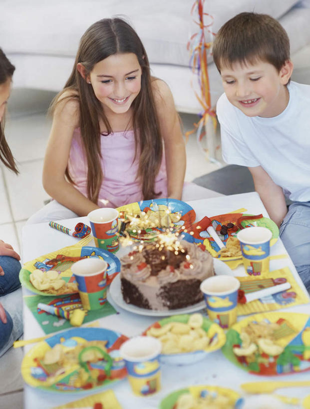 点心,西方人,儿童,三个人,伙伴,朋友,客厅,坐,笑,微笑,露齿笑,竖图,俯视,彩色,室内,白天,友谊,纯洁,餐桌,沙发,桌子,餐具,蜡烛,欧洲,欧洲人,许多,阴影,服装,朦胧,模糊,装饰,光线,碟子,火焰,盘,影子,烛光,塑料,食品,很多,燃烧,注视,休闲装,文化,食物,糕点,小孩,衣服,盘子,气球,塑料制品,碟,生日蛋糕,点燃,观察,看,祈祷,休闲,休闲服,橡胶,可爱,童年,童趣,许愿,服饰,餐台,观看,纪念,华丽,修饰,祈求,点缀,察看,起居室,关注,布艺沙发,童真,橡胶制品,烂漫,无邪,衬托,美观,雅致,雅观,客堂,平安,天真,友情,男孩,男人,男性,女孩,女人,女性,白种人,坐着,半身,彩图,高角度拍摄,蛋糕,男生,女生