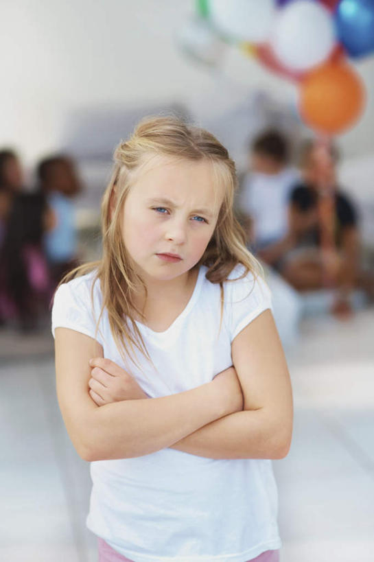 西方人,儿童,一个人,站,双手交叉,竖图,室内,白天,正面,纯洁,欧洲,欧洲人,仅一个女性,仅一个人,服装,朦胧,模糊,装饰,塑料,注视,休闲装,小孩,衣服,气球,塑料制品,观察,看,站着,仅一个小孩,休闲,休闲服,橡胶,可爱,童年,童趣,服饰,观看,华丽,修饰,点缀,察看,双手抱胸,关注,童真,橡胶制品,烂漫,无邪,衬托,美观,雅致,雅观,天真,女孩,女人,女性,白种人,孩子,站立,半身,彩图,女生