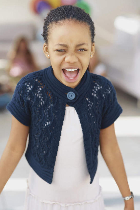 西方人,儿童,一个人,客厅,站,竖图,室内,白天,正面,纯洁,沙发,欧洲,非洲,黑人,欧洲人,仅一个女性,仅一个人,服装,朦胧,模糊,大喊,注视,休闲装,小孩,衣服,观察,看,站着,张嘴,仅一个小孩,休闲,休闲服,可爱,童年,童趣,服饰,观看,大叫,察看,起居室,关注,张大嘴巴,布艺沙发,童真,烂漫,无邪,大呼,客堂,天真,女孩,女人,女性,非洲人,孩子,张开嘴,站立,半身,彩图,女生