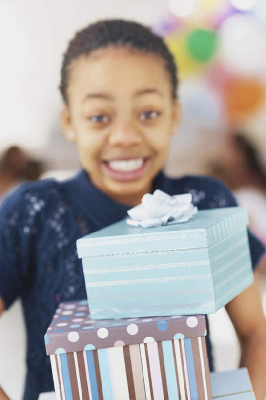 西方人,儿童,一个人,站,笑,微笑,露齿笑,竖图,室内,白天,正面,纯洁,礼盒,礼物,欧洲,非洲,黑人,欧洲人,仅一个女性,仅一个人,一堆,堆叠,堆积,服装,朦胧,模糊,丝绸,丝带,纸盒,缎带,注视,休闲装,绸带,盒子,小孩,衣服,包装盒,礼品盒,观察,看,站着,仅一个小孩,休闲,休闲服,可爱,童年,童趣,服饰,礼品,观看,堆,察看,关注,童真,烂漫,无邪,天真,女孩,女人,女性,非洲人,孩子,站立,半身,彩图,女生