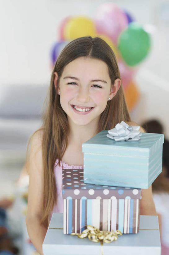 西方人,儿童,一个人,客厅,站,捧,笑,微笑,露齿笑,竖图,室内,白天,正面,纯洁,沙发,礼盒,礼物,欧洲,欧洲人,仅一个女性,仅一个人,一堆,握,堆叠,堆积,服装,朦胧,模糊,装饰,丝绸,丝带,纸盒,塑料,缎带,拿,拿着,注视,休闲装,绸带,盒子,小孩,衣服,包装盒,气球,塑料制品,礼品盒,观察,看,站着,仅一个小孩,休闲,休闲服,橡胶,可爱,童年,童趣,握着,服饰,礼品,观看,堆,华丽,修饰,点缀,察看,起居室,关注,布艺沙发,童真,橡胶制品,烂漫,无邪,衬托,美观,雅致,雅观,客堂,天真,女孩,女人,女性,白种人,孩子,端,端着,捧着,手捧,站立,半身,彩图,女生