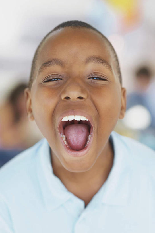 西方人,儿童,脸,头,脸颊,一个人,竖图,室内,特写,白天,正面,纯洁,欧洲,非洲,黑人,欧洲人,仅一个男性,仅一个人,服装,朦胧,模糊,大喊,注视,休闲装,肩膀,小孩,衣服,观察,看,张嘴,仅一个小孩,休闲,休闲服,可爱,童年,童趣,服饰,观看,大叫,察看,关注,张大嘴巴,童真,烂漫,无邪,大呼,天真,男孩,男人,男性,非洲人,孩子,头部,脸部,脸蛋,面部,张开嘴,半身,彩图,男生