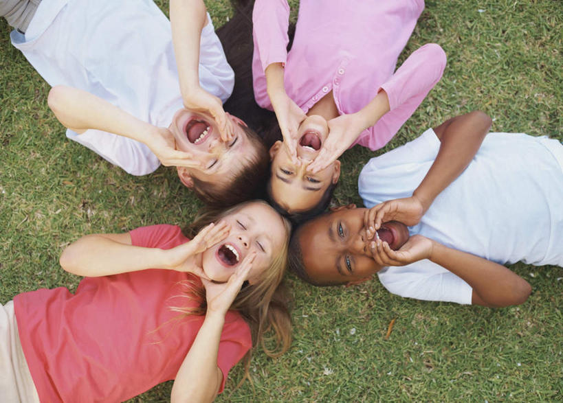 西方人,儿童,四个人,伙伴,朋友,躺,横图,俯视,室外,白天,友谊,纯洁,草地,草坪,植物,欧洲,非洲,黑人,欧洲人,服装,大喊,注视,休闲装,草,衣服,绿色,观察,看,张嘴,休闲,休闲服,可爱,童年,童趣,服饰,观看,大叫,察看,关注,张大嘴巴,童真,烂漫,无邪,大呼,卧着,天真,友情,男孩,男人,男性,白种人,非洲人,张开嘴,躺着,卧,半身,彩图,高角度拍摄,男生