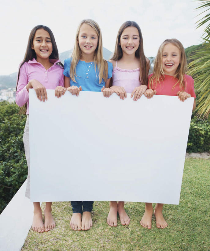 西方人,儿童,伙伴,朋友,站,笑,微笑,露齿笑,竖图,室外,白天,正面,友谊,纯洁,草地,草坪,树林,植物,指示牌,欧洲,非洲,黑人,欧洲人,握,服装,标志,许多人,拿,拿着,注视,休闲装,标识,草,树,树木,小孩,衣服,蓝色,绿色,白色,蓝天,天空,自然,天,观察,看,站着,一群人,休闲,休闲服,可爱,童年,童趣,握着,服饰,生长,晴朗,成长,观看,察看,关注,童真,烂漫,无邪,万里无云,天真,友情,男孩,男人,男性,白种人,非洲人,晴空,晴空万里,站立,彩图,全身,男生