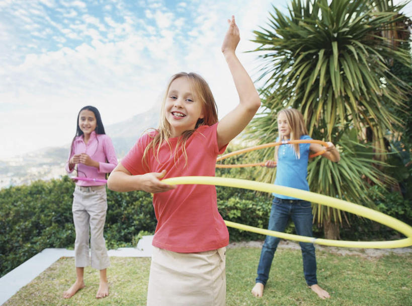 西方人,儿童,三个人,伙伴,朋友,站,举,笑,微笑,露齿笑,横图,室外,白天,正面,锻炼,友谊,纯洁,运动,草地,草坪,树林,植物,欧洲,非洲,黑人,欧洲人,握,服装,云,云朵,拿,云彩,拿着,注视,休闲装,运动器械,草,树,树木,小孩,衣服,蓝色,绿色,白云,蓝天,天空,自然,天,观察,看,托,站着,休闲,休闲服,健身器械,可爱,童年,童趣,握着,服饰,生长,晴朗,成长,观看,察看,关注,呼啦圈,健身器材,童真,烂漫,无邪,健身圈,体育,天真,友情,男孩,男人,男性,白种人,非洲人,晴空,举起,举手,举着,向上举,向上伸,向上托,站立,半身,彩图,健身,运动器材,男生