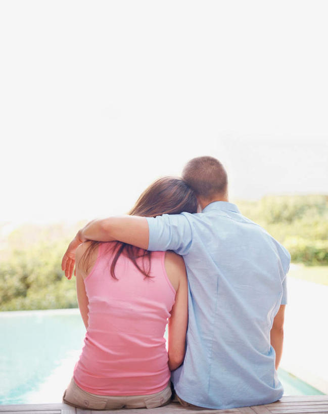 西方人,两个人,家庭,夫妻,游泳池,坐,抱,竖图,室外,白天,爱情,水,植物,欧洲,欧洲人,服装,水池,水面,浪漫,注视,休闲装,泳池,树,树木,背面,衣服,蓝色,绿色,蓝天,天空,自然,天,观察,看,休闲,温暖,温馨,一家人,休闲服,恩爱,恋人,服饰,生长,晴朗,成长,抱着,观看,和睦,察看,搂着,关注,万里无云,男人,男性,年轻男性,年轻女性,女人,女性,白种人,年轻人,夫妇,情侣,晴空,晴空万里,搂,搂抱,坐着,半身,彩图,伴侣,融洽