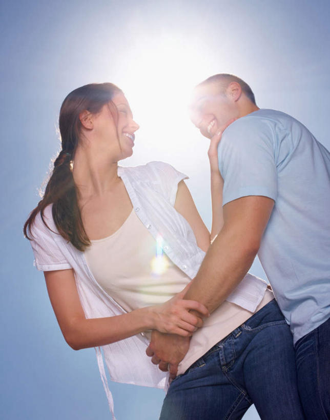 西方人,两个人,站,握手,抱,笑,微笑,露齿笑,竖图,室外,白天,仰视,爱情,欧洲,欧洲人,阴影,服装,光线,影子,浪漫,扭头,休闲装,相视,衣服,蓝色,白色,蓝天,天空,阳光,天,站着,转头,休闲,温暖,温馨,面对面,休闲服,恩爱,恋人,服饰,晴朗,抱着,对视,和睦,互视,搂着,相对,万里无云,相看,男人,男性,年轻男性,年轻女性,女人,女性,白种人,情侣,晴空,晴空万里,搀手,怀抱,拉手,搂,搂抱,手搀手,手拉手,手牵手,手握手,相抱,拥抱,站立,半身,彩图,低角度拍摄,眩光,伴侣,融洽