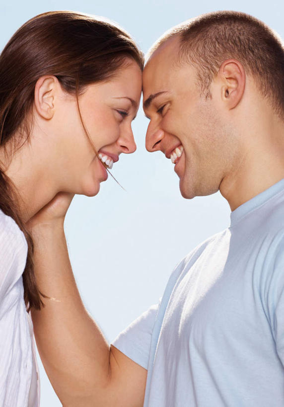 西方人,脸,头,脸颊,手,头发,两个人,站,举,笑,摸,微笑,露齿笑,竖图,室外,特写,白天,侧面,爱情,欧洲,欧洲人,抚摸,阴影,服装,光线,影子,棕色,浪漫,休闲装,肩膀,相视,衣服,蓝色,白色,蓝天,天空,阳光,天,托,站着,休闲,温暖,温馨,面对面,手部,休闲服,恩爱,恋人,服饰,晴朗,对视,单手,和睦,互视,相对,万里无云,相看,男人,男性,年轻男性,年轻女性,女人,女性,白种人,头部,长发,直发,脸部,脸蛋,面部,情侣,晴空,晴空万里,触摸,接触,举起,举手,举着,向上举,向上伸,向上托,站立,半身,彩图,伴侣,融洽,短发