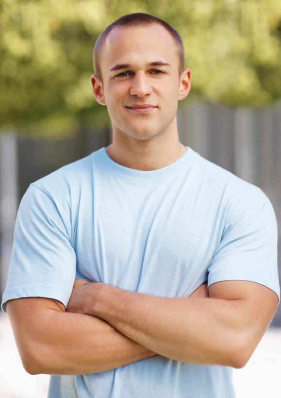 西方人,一个人,站,笑,双手交叉,微笑,竖图,室外,白天,正面,植物,欧洲,欧洲人,仅一个男性,仅一个人,阴影,服装,朦胧,模糊,光线,影子,注视,休闲装,树,树木,仅一个年轻男性,衣服,蓝色,绿色,阳光,自然,观察,看,站着,休闲,休闲服,服饰,生长,成长,观看,察看,双手抱胸,关注,男人,男性,年轻男性,白种人,站立,半身,彩图