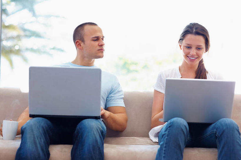 西方人,两个人,客厅,坐,笑,微笑,露齿笑,横图,室内,白天,正面,爱情,电脑,笔记本电脑,窗户,沙发,欧洲,欧洲人,敲打,阴影,服装,朦胧,模糊,反射,网络,影子,棕色,浪漫,扭头,注视,休闲装,输入,通讯设备,玻璃窗,衣服,打字,低头,观察,看,转头,休闲,温暖,温馨,休闲服,恩爱,恋人,服饰,观看,点击,敲击,两台,和睦,察看,无线,起居室,关注,通信设备,无线网络,无线上网,便携式电脑,客堂,按键,手提电脑,男人,男性,年轻男性,年轻女性,女人,女性,白种人,情侣,坐着,半身,彩图,伴侣,融洽,皮沙发