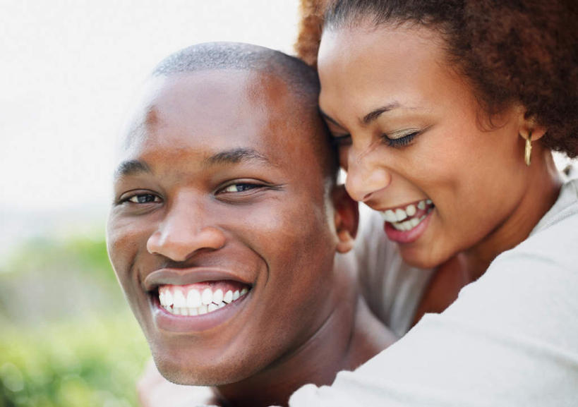 西方人,脸,头,脸颊,头发,秃头,两个人,站,闭眼,抱,笑,微笑,露齿笑,横图,室外,特写,白天,侧面,爱情,树林,植物,欧洲,非洲,黑人,欧洲人,阴影,服装,朦胧,模糊,光线,影子,棕色,浪漫,注视,休闲装,肩膀,装饰品,树,树木,衣服,绿色,天空,阳光,自然,耳环,饰品,首饰,天,观察,看,站着,休闲,温暖,温馨,休闲服,恩爱,恋人,服饰,生长,晴朗,成长,抱着,观看,和睦,察看,搂着,关注,万里无云,耳饰,男人,男性,年轻男性,年轻女性,女人,女性,非洲人,头部,光头,卷发,无发,脸部,脸蛋,面部,情侣,晴空,晴空万里,闭眼睛,闭着眼,闭着眼睛,怀抱,搂,搂抱,相抱,拥抱,站立,半身,彩图,伴侣,融洽,短发