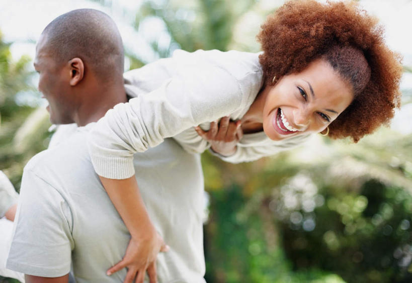 西方人,两个人,站,笑,微笑,露齿笑,横图,室外,白天,爱情,树林,植物,欧洲,非洲,黑人,欧洲人,阴影,服装,朦胧,模糊,光线,影子,浪漫,注视,休闲装,装饰品,树,树木,骑,背面,衣服,绿色,阳光,自然,耳环,饰品,首饰,观察,看,扛,站着,休闲,温暖,温馨,休闲服,恩爱,恋人,服饰,生长,成长,观看,和睦,察看,关注,耳饰,扛在肩上,骑在肩上,男人,男性,年轻男性,年轻女性,女人,女性,非洲人,情侣,站立,半身,彩图,伴侣,融洽