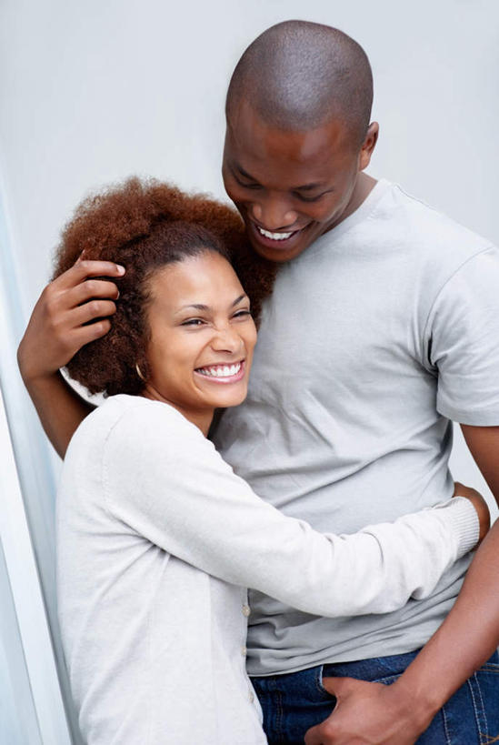 西方人,两个人,站,抱,笑,微笑,露齿笑,竖图,室外,白天,正面,爱情,欧洲,非洲,黑人,欧洲人,阴影,服装,朦胧,模糊,光线,影子,墙,浪漫,注视,休闲装,墙壁,墙面,衣服,灰色,阳光,低头,观察,看,站着,休闲,温暖,温馨,休闲服,恩爱,恋人,服饰,抱着,观看,和睦,察看,搂着,关注,男人,男性,年轻男性,年轻女性,女人,女性,非洲人,情侣,怀抱,搂,搂抱,相抱,拥抱,站立,半身,彩图,伴侣,融洽