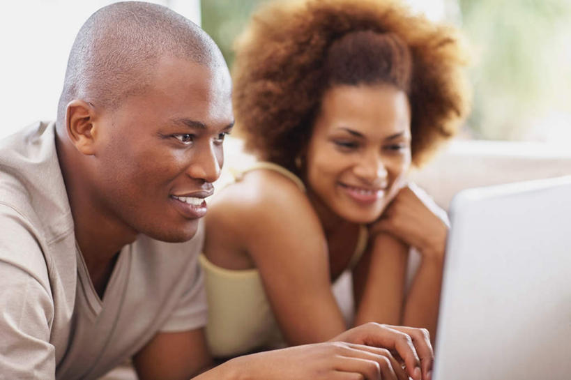 西方人,两个人,笑,微笑,露齿笑,横图,室内,白天,侧面,爱情,电脑,笔记本电脑,窗户,欧洲,非洲,黑人,欧洲人,撑,敲打,阴影,服装,朦胧,模糊,反射,网络,影子,墙,浪漫,注视,休闲装,输入,通讯设备,玻璃窗,墙壁,墙面,衣服,黄色,灰色,打字,观察,看,趴着,休闲,温暖,温馨,休闲服,恩爱,恋人,服饰,观看,点击,一台,敲击,和睦,察看,无线,撑着,关注,通信设备,无线网络,无线上网,便携式电脑,按键,手提电脑,男人,男性,年轻男性,年轻女性,女人,女性,非洲人,情侣,趴,半身,彩图,伴侣,融洽