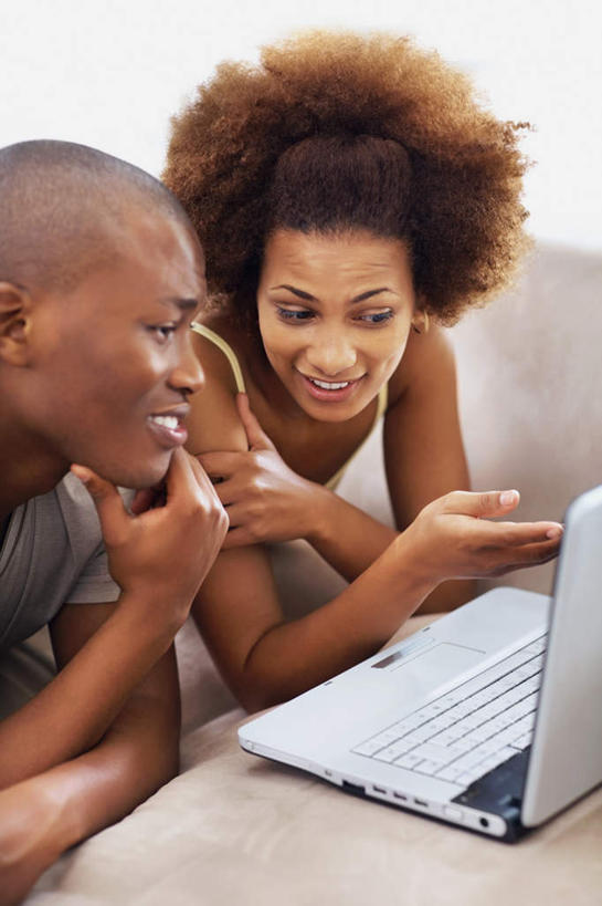 西方人,两个人,笑,微笑,露齿笑,竖图,俯视,室内,白天,爱情,电脑,笔记本电脑,窗户,桌子,欧洲,非洲,黑人,欧洲人,撑,阴影,服装,朦胧,模糊,反射,网络,影子,办公桌,墙,浪漫,托腮,注视,休闲装,通讯设备,玻璃窗,墙壁,墙面,衣服,黄色,灰色,观察,看,趴着,托,休闲,温暖,温馨,休闲服,恩爱,恋人,服饰,观看,一台,和睦,察看,无线,撑着,关注,托下巴,通信设备,无线网络,无线上网,便携式电脑,手提电脑,男人,男性,年轻男性,年轻女性,女人,女性,非洲人,情侣,趴,半身,彩图,高角度拍摄,伴侣,融洽