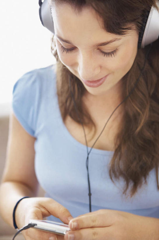 西方人,脸,头,脸颊,手,头发,一个人,坐,竖图,俯视,室内,白天,陶醉,快乐,满意,幸福,窗户,欧洲,欧洲人,双手,仅一个年轻女性,仅一个女性,仅一个人,握,阴影,服装,反射,影子,棕色,音响,音乐,拿,音乐播放器,拿着,注视,休闲装,娱乐,肩膀,玻璃窗,一个,衣服,蓝色,耳机,随身听,低头,观察,看,享受,休闲,手部,休闲服,放松,握着,服饰,单个,观看,察看,舒适,享乐,关注,MP3播放器,年轻女性,女人,女性,白种人,头部,长发,卷发,脸部,脸蛋,面部,坐着,半身,彩图,高角度拍摄,头戴式耳机,播放器,沉醉