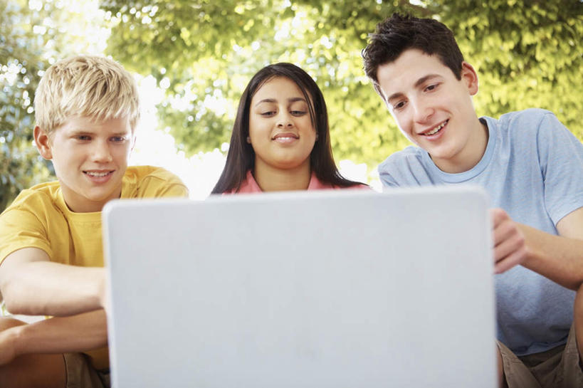 西方人,三个人,伙伴,朋友,坐,笑,微笑,露齿笑,横图,室外,白天,仰视,友谊,电脑,笔记本电脑,树林,植物,欧洲,欧洲人,亚洲,一排,指,阴影,服装,整齐,光线,网络,影子,注视,休闲装,方向,通讯设备,树,树木,排列,衣服,黄色,蓝色,绿色,阳光,自然,低头,观察,看,手势,休闲,休闲服,服饰,生长,成长,观看,一台,察看,无线,指向,食指,队列,关注,通信设备,无线网络,无线上网,便携式电脑,友情,手提电脑,男人,男性,年轻男性,年轻女性,女人,女性,白种人,亚洲人,印度人,坐着,半身,彩图,低角度拍摄