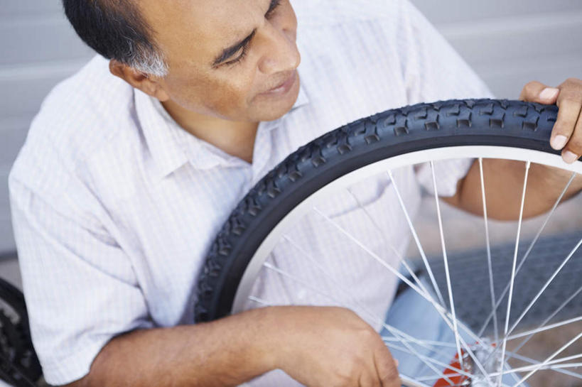 西方人,一个人,坐,横图,俯视,室外,白天,自行车,欧洲,欧洲人,仅一个男性,仅一个人,仅一个中年男性,一辆,握,阴影,服装,光线,影子,墙,拿,拿着,注视,休闲装,墙壁,墙面,车,脚踏车,衣服,白色,黑色,阳光,轮胎,交通工具,低头,观察,看,休闲,休闲服,橡胶,握着,服饰,观看,修理,察看,关注,载具,橡胶制品,车胎,补缀,修缮,男人,男性,中年男性,白种人,坐着,半身,彩图,高角度拍摄,外胎