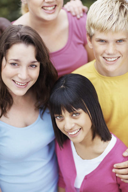 西方人,四个人,伙伴,朋友,站,笑,微笑,露齿笑,竖图,俯视,室外,白天,友谊,欧洲,非洲,黑人,欧洲人,阴影,服装,光线,影子,注视,休闲装,衣服,阳光,观察,看,站着,休闲,同学,休闲服,服饰,观看,察看,校友,关注,同窗,学友,友情,男人,男性,年轻男性,年轻女性,女人,女性,白种人,非洲人,站立,半身,彩图,高角度拍摄