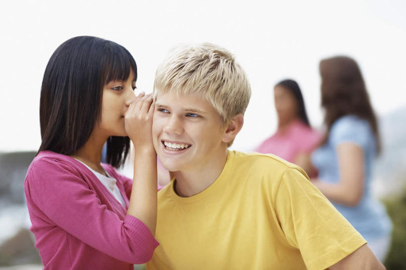 西方人,四个人,伙伴,朋友,站,笑,微笑,露齿笑,横图,室外,白天,正面,友谊,欧洲,非洲,黑人,欧洲人,阴影,服装,朦胧,模糊,光线,影子,注视,休闲装,衣服,黄色,紫色,天空,阳光,天,观察,看,站着,休闲,同学,休闲服,遮,遮掩,服饰,晴朗,观看,察看,掩盖,遮挡,校友,关注,私语,耳语,遮盖,万里无云,掩饰,同窗,学友,友情,男人,男性,年轻男性,年轻女性,女人,女性,白种人,非洲人,晴空,晴空万里,站立,半身,彩图