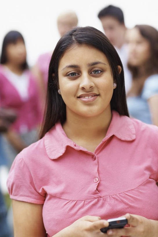 西方人,伙伴,朋友,站,笑,打电话,微笑,露齿笑,竖图,室外,白天,正面,友谊,电话,手机,欧洲,欧洲人,亚洲,五个人,握,阴影,服装,光线,影子,许多人,拿,拿着,注视,休闲装,通讯设备,衣服,粉色,天空,阳光,天,观察,看,站着,一群人,休闲,同学,休闲服,握着,服饰,晴朗,观看,察看,校友,关注,万里无云,同窗,学友,交流,友情,男人,男性,年轻男性,年轻女性,女人,女性,白种人,亚洲人,印度人,晴空,晴空万里,沟通,通话,站立,半身,彩图