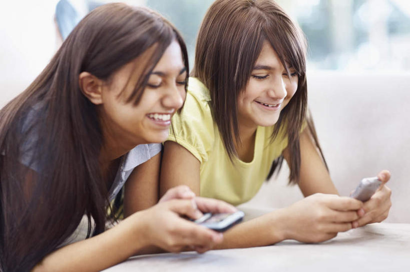 西方人,两个人,伙伴,朋友,客厅,笑,打电话,微笑,露齿笑,横图,室内,白天,侧面,友谊,沙发,电话,手机,欧洲,非洲,黑人,欧洲人,撑,握,阴影,服装,朦胧,模糊,反射,影子,拿,拿着,注视,休闲装,通讯设备,衣服,黄色,蓝色,白色,观察,看,趴着,休闲,休闲服,握着,服饰,观看,察看,起居室,撑着,关注,布艺沙发,客堂,交流,友情,年轻女性,女人,女性,白种人,非洲人,沟通,趴,通话,半身,彩图,两部