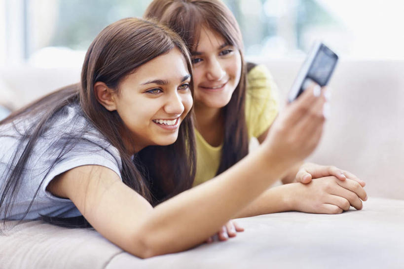 西方人,两个人,伙伴,朋友,客厅,举,笑,打电话,微笑,露齿笑,横图,室内,白天,侧面,友谊,沙发,电话,手机,欧洲,非洲,黑人,欧洲人,撑,握,阴影,服装,朦胧,模糊,反射,影子,拿,拿着,注视,休闲装,通讯设备,衣服,黄色,蓝色,白色,观察,看,趴着,托,休闲,休闲服,握着,服饰,观看,察看,起居室,撑着,关注,布艺沙发,客堂,交流,友情,年轻女性,女人,女性,白种人,非洲人,沟通,举起,举手,举着,趴,通话,向上举,向上伸,向上托,半身,彩图