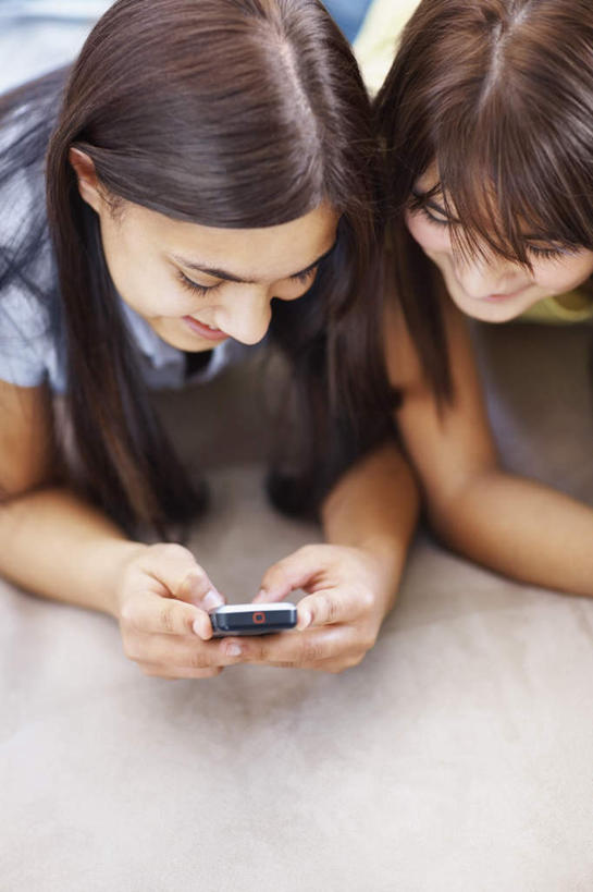 西方人,两个人,伙伴,朋友,客厅,笑,打电话,微笑,露齿笑,竖图,俯视,室内,白天,友谊,沙发,电话,手机,欧洲,非洲,黑人,欧洲人,撑,握,阴影,服装,反射,影子,拿,拿着,注视,休闲装,通讯设备,衣服,黄色,蓝色,白色,观察,看,趴着,休闲,休闲服,握着,服饰,观看,察看,起居室,撑着,关注,布艺沙发,客堂,交流,友情,年轻女性,女人,女性,白种人,非洲人,沟通,趴,通话,半身,彩图,高角度拍摄