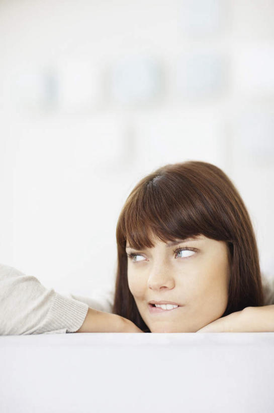 西方人,一个人,竖图,室内,白天,正面,欧洲,欧洲人,仅一个年轻女性,仅一个女性,仅一个人,撑,阴影,服装,朦胧,模糊,反射,影子,墙,注视,休闲装,墙壁,墙面,衣服,观察,看,趴着,休闲,鬼脸,休闲服,服饰,观看,察看,撑着,关注,年轻女性,女人,女性,白种人,趴,半身,彩图