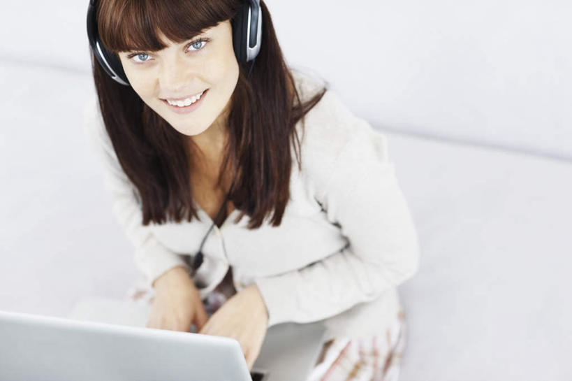 西方人,一个人,客厅,坐,笑,微笑,露齿笑,横图,俯视,室内,白天,快乐,满意,幸福,电脑,笔记本电脑,沙发,欧洲,欧洲人,仅一个年轻女性,仅一个女性,仅一个人,敲打,阴影,服装,反射,网络,影子,音响,音乐,注视,休闲装,娱乐,输入,通讯设备,衣服,灰色,耳机,打字,看,享受,休闲,休闲服,放松,服饰,点击,一台,敲击,无线,起居室,舒适,享乐,关注,通信设备,无线网络,布艺沙发,无线上网,便携式电脑,客堂,按键,手提电脑,年轻女性,女人,女性,白种人,抬头,仰头,坐着,半身,彩图,高角度拍摄,头戴式耳机