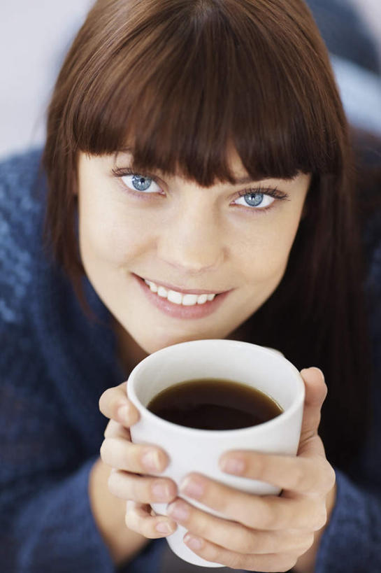 咖啡,西方人,脸,头,脸颊,手,头发,一个人,竖图,俯视,室内,特写,白天,幸福,杯子,欧洲,欧洲人,双手,仅一个年轻女性,仅一个女性,仅一个人,喝,握,阴影,服装,朦胧,模糊,反射,瓷器,影子,咖啡杯,陶瓷制品,拿,拿着,注视,休闲装,娱乐,肩膀,饮料,一个,衣服,蓝色,观察,看,趴着,享受,休闲,温馨,手部,休闲服,放松,乐趣,握着,服饰,单个,观看,察看,提神,舒适,关注,瓷杯,醒脑,软饮料,年轻女性,女人,女性,白种人,头部,长发,直发,脸部,脸蛋,面部,趴,半身,彩图,高角度拍摄