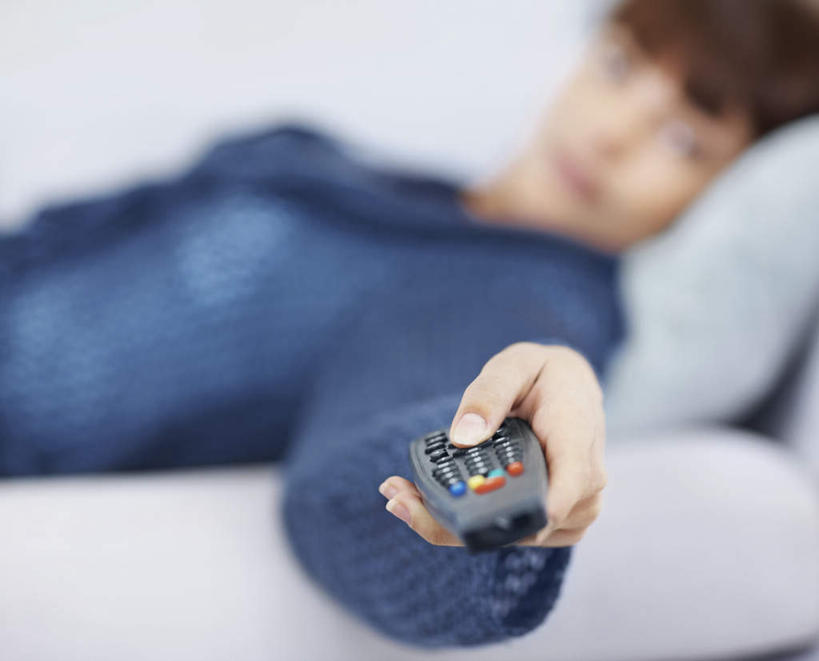 西方人,一个人,客厅,躺,举,横图,室内,白天,侧面,靠垫,沙发,欧洲,欧洲人,仅一个年轻女性,仅一个女性,仅一个人,握,阴影,服装,朦胧,模糊,反射,影子,靠枕,拿,拿着,注视,休闲装,衣服,蓝色,垫子,遥控器,枕头,观察,看,托,休闲,休闲服,握着,服饰,观看,察看,起居室,关注,布艺沙发,客堂,卧着,年轻女性,女人,女性,白种人,举起,举手,举着,躺着,卧,向上举,向上伸,向上托,半身,彩图