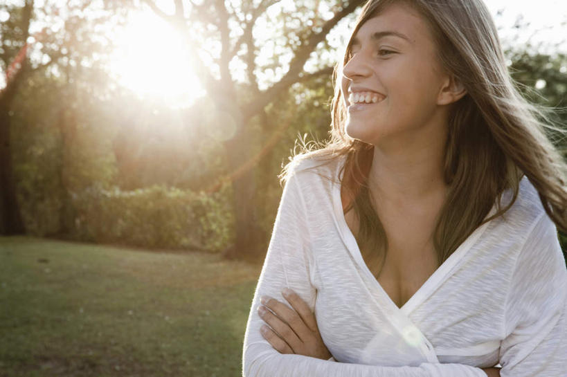 西方人,一个人,站,笑,双手交叉,微笑,露齿笑,横图,室外,白天,正面,草地,草坪,树林,植物,欧洲,欧洲人,仅一个年轻女性,仅一个女性,仅一个人,阴影,服装,光线,影子,注视,休闲装,草,树,树木,衣服,绿色,阳光,自然,观察,看,站着,休闲,休闲服,服饰,生长,成长,观看,察看,双手抱胸,关注,年轻女性,女人,女性,白种人,站立,半身,彩图,眩光