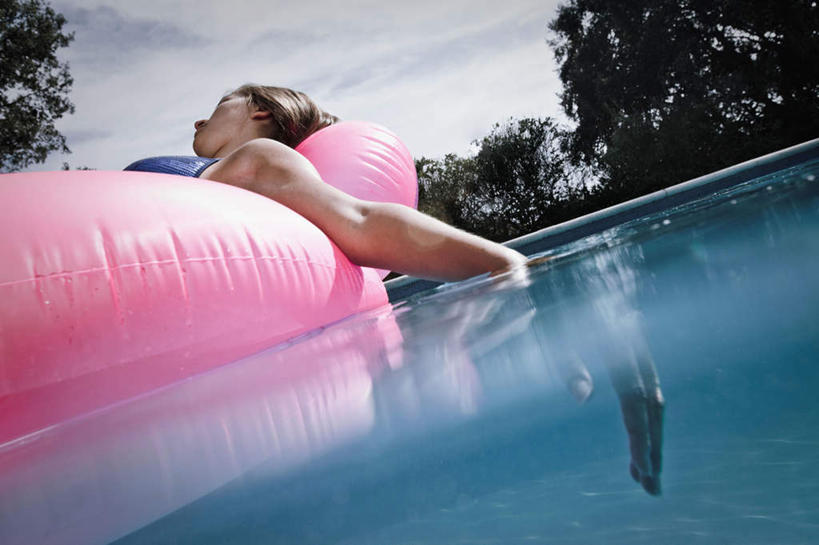 西方人,一个人,游泳池,躺,伸展双臂,横图,室外,白天,仰视,泳装,比基尼,水,植物,床,欧洲,欧洲人,仅一个年轻女性,仅一个女性,仅一个人,塑料,水池,水面,云,云朵,云彩,注视,泳池,树,树木,蓝色,绿色,白云,蓝天,天空,自然,塑料制品,天,观察,看,气垫床,充气,生长,晴朗,成长,观看,察看,关注,卧着,年轻女性,女人,女性,白种人,晴空,敞开双臂,伸开双臂,躺着,卧,展开双肩,张开手臂,张开双臂,半身,彩图,低角度拍摄,三点式,泳衣