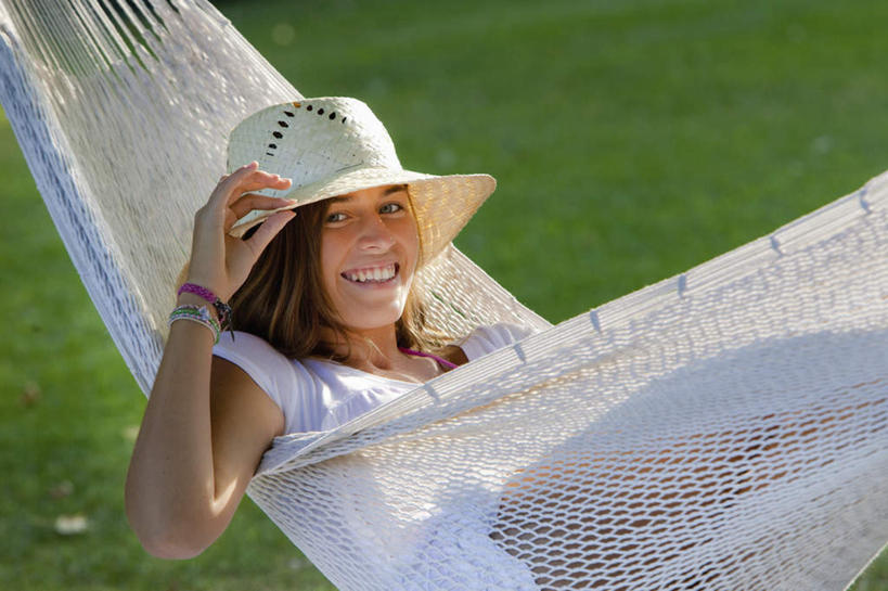 西方人,一个人,躺,笑,微笑,露齿笑,横图,室外,白天,侧面,草地,草坪,树林,植物,床,吊床,帽子,欧洲,欧洲人,仅一个年轻女性,仅一个女性,仅一个人,吊挂,握,悬挂,阴影,服装,光线,影子,挂,拿,拿着,注视,休闲装,草,衣服,绿色,阳光,遮阳帽,观察,看,享受,休闲,休闲服,握着,服饰,观看,察看,安逸,关注,安适,清闲,卧着,年轻女性,女人,女性,白种人,躺着,卧,半身,彩图