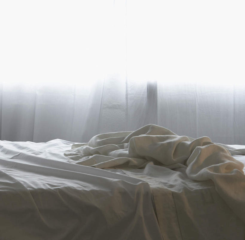 无人,横图,室内,白天,正面,窗户,窗帘,床,卧室,装饰,双人床,床单,凌乱,被子,玻璃窗,帘子,遮阳,华丽,修饰,点缀,混乱,被单,衬托,美观,雅致,雅观,纷乱,缭乱,庞杂,彩图,睡房,卧房