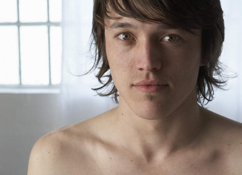 西方人,脸,头,脸颊,一个人,横图,室内,特写,白天,正面,窗户,窗帘,床,卧室,欧洲,欧洲人,仅一个男性,仅一个人,装饰,双人床,棕色,床单,注视,被子,裸露,肩膀,玻璃窗,仅一个年轻男性,帘子,观察,看,遮阳,观看,华丽,修饰,点缀,察看,被单,关注,裸,衬托,美观,雅致,雅观,男人,男性,年轻男性,白种人,头部,卷发,脸部,脸蛋,面部,半身,彩图,睡房,卧房,短发