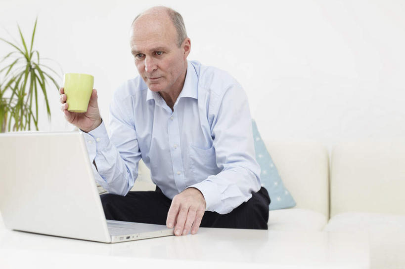 西方人,一个人,客厅,坐,横图,室内,白天,正面,电脑,笔记本电脑,植物,靠垫,沙发,桌子,杯子,欧洲,欧洲人,仅一个男性,仅一个人,握,服装,网络,木制,盆栽,陶瓷,墙,靠枕,盆景,陶瓷制品,拿,茶几,拿着,注视,休闲装,通讯设备,墙壁,墙面,衣服,绿色,自然,马克杯,木制品,水杯,垫子,枕头,观察,看,仅一个老年男性,休闲,休闲服,握着,服饰,生长,成长,观看,察看,无线,起居室,关注,通信设备,无线网络,布艺沙发,无线上网,便携式电脑,客堂,手提电脑,老年男性,男人,男性,白种人,坐着,半身,彩图