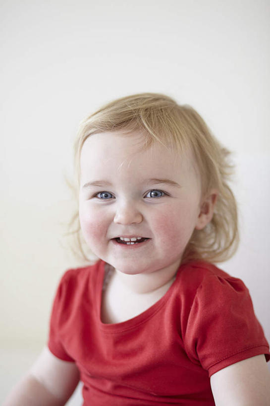 西方人,儿童,一个人,客厅,笑,微笑,露齿笑,竖图,室内,白天,正面,纯洁,靠垫,沙发,欧洲,欧洲人,仅一个女性,仅一个人,服装,墙,靠枕,注视,休闲装,墙壁,墙面,小孩,衣服,红色,垫子,枕头,观察,看,仅一个小孩,休闲,休闲服,可爱,童年,童趣,服饰,观看,察看,起居室,关注,布艺沙发,童真,烂漫,无邪,客堂,天真,女孩,女人,女性,白种人,孩子,半身,彩图,女生