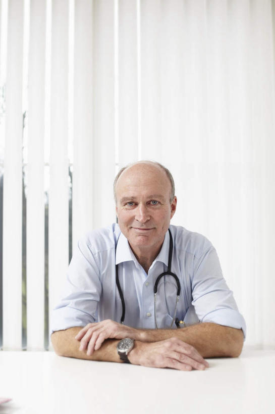 西方人,一个人,医生,医院,坐,笑,微笑,竖图,室内,白天,正面,衬衫,桌子,欧洲,欧洲人,仅一个男性,仅一个人,办公桌,墙,注视,墙壁,墙面,听诊器,观察,看,仅一个老年男性,医护人员,医疗人员,观看,察看,医疗设备,关注,医疗器械,医疗工具,医疗机构,检测工具,老年男性,男人,男性,白种人,大夫,坐着,半身,彩图,衬衣,病院,诊所