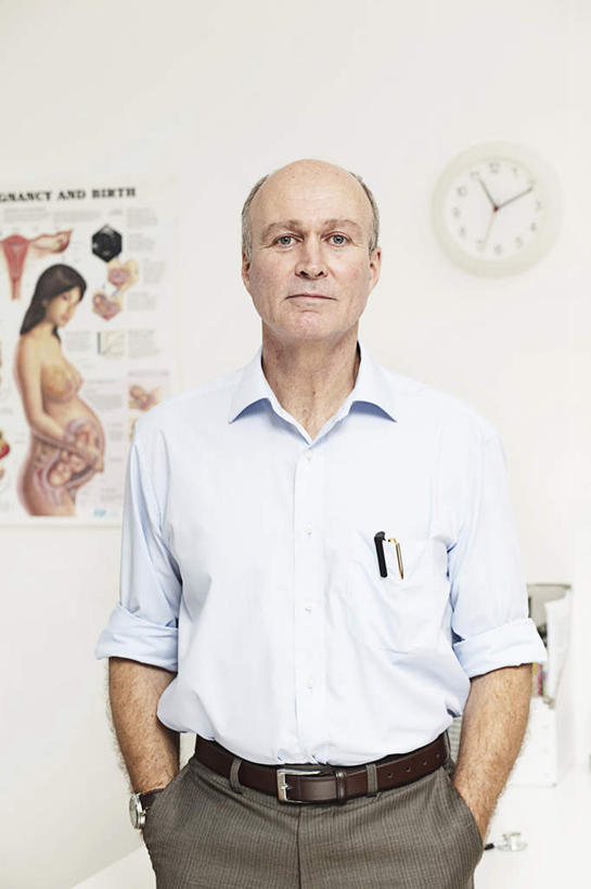 西方人,一个人,医生,医院,站,竖图,室内,白天,正面,衬衫,桌子,欧洲,欧洲人,仅一个男性,仅一个人,时间,时钟,办公桌,墙,计时,注视,墙壁,墙面,挂钟,钟表,观察,看,站着,仅一个老年男性,医护人员,医疗人员,表,观看,察看,双手插袋,关注,手插袋,医疗机构,双手抄兜,双手放兜,老年男性,男人,男性,白种人,大夫,钟,插兜,两手抄兜,两手放兜,手插兜,手放口袋,站立,半身,彩图,衬衣,病院,诊所,手抄兜